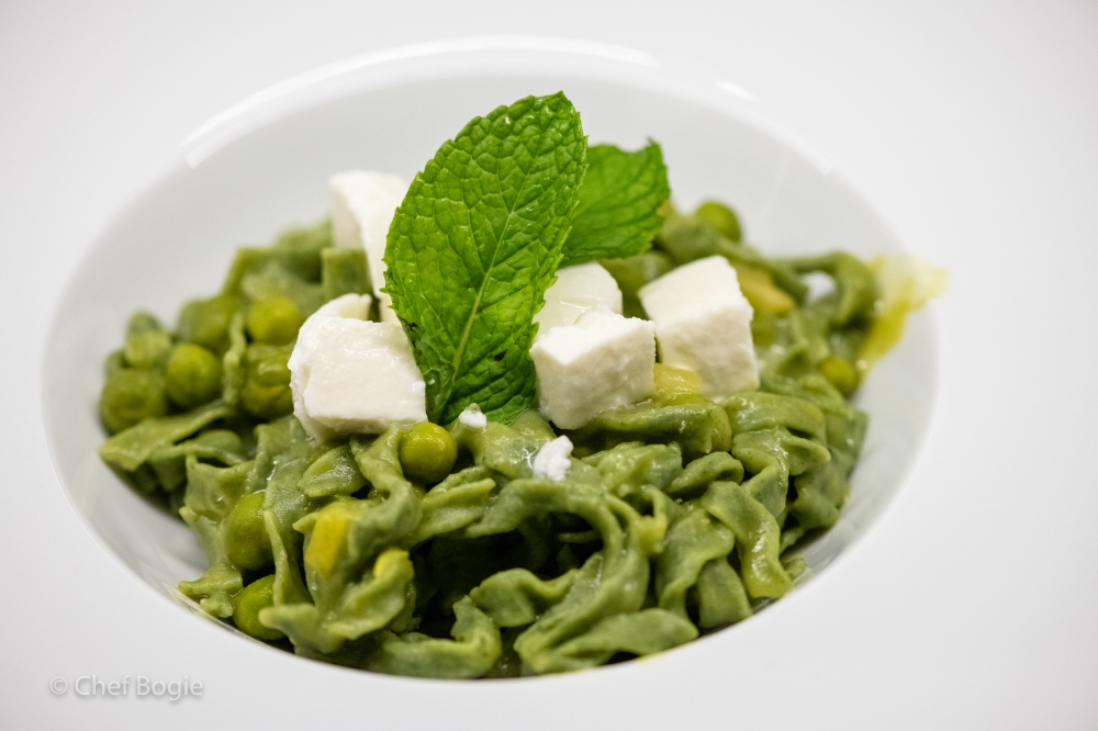Pasta - spinach linguine with peas and mozzarella-8801